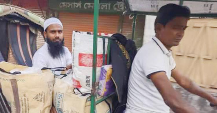 পকেট খরচের টাকায় দুস্থদের ইফতারসামগ্রী বিতরণ