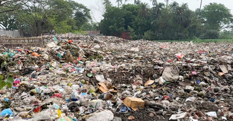 ময়লার গন্ধে নাক চেপে ক্লাস করছে শিক্ষার্থীরা