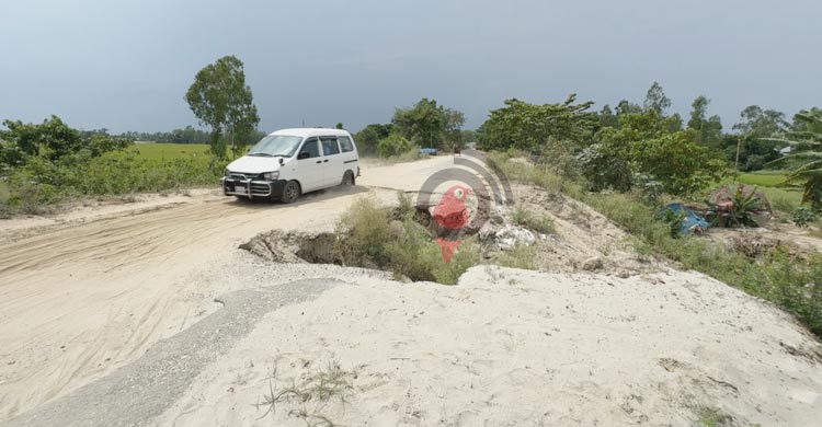 ৯ বছরেও স্থানান্তর হয়নি ফেরিঘাট, কাজে আসছে না শতকোটি টাকার সড়ক