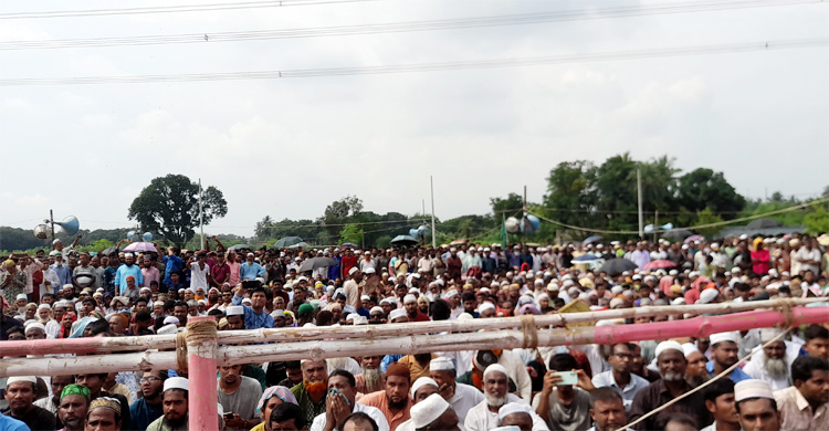 কবর জিয়ারতে কর্মীর জন্য অঝোরে কাঁদলেন জামায়াত আমির