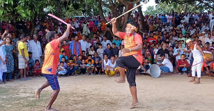 ঢাক-ঢোল ও লাঠির কসরতে গ্রাম বাংলার লাঠি খেলা, হাজারো মানুষের ঢল