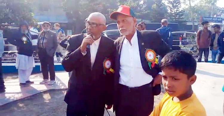 বিজয়স্তম্ভে ফুল দিয়ে মুক্তিযোদ্ধাদের জয় বাংলা স্লোগান, উত্তেজনা