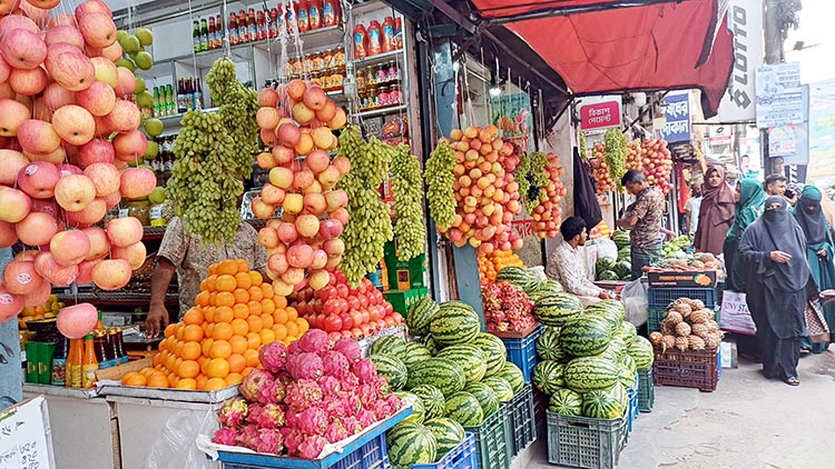 ইফতারে এক টুকরো আপেল-মাল্টা এখন বিলাসিতা