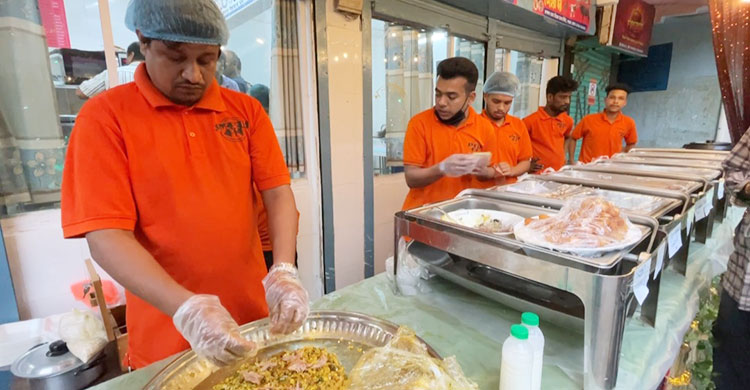 নিত্য নতুন খাবারের সমাহারে পাবনায় জমজমাট ইফতার বাজার