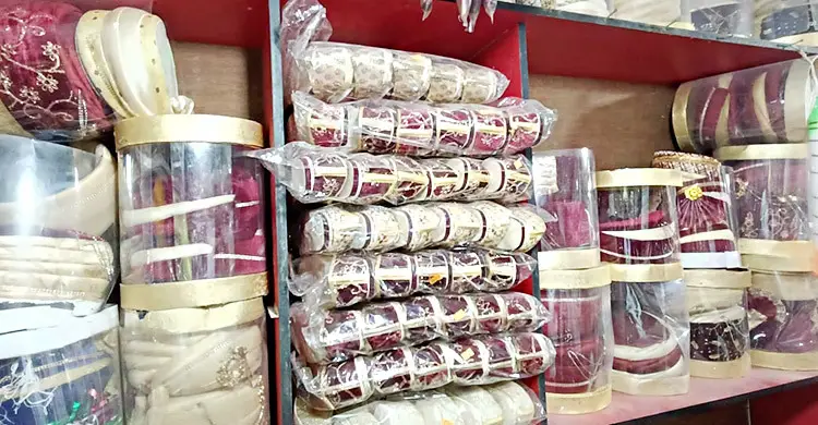 ঈশ্বরদীতে বিয়ের হিড়িক, সাজসজ্জা সামগ্রী বিক্রির ধুম