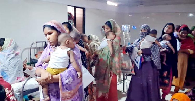 হাসপাতালের মেঝেতে গাদাগাদি করে চলছে হাম আক্রান্ত শিশুর চিকিৎসা