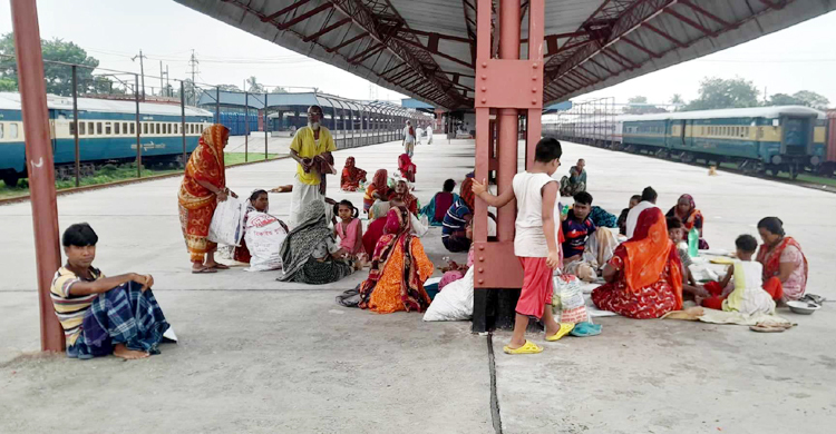 কোরবানির মাংস সংগ্রহে ঈশ্বরদী স্টেশনে তারা