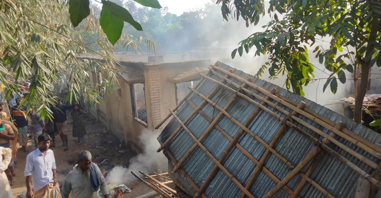 ঈশ্বরদীতে আগুনে পুড়লো কৃষকের ১১ ঘর
