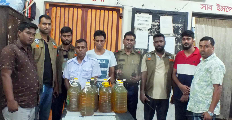 গোপনে ট্রেনের তেল বিক্রি করছিলেন রেলকর্মচারী