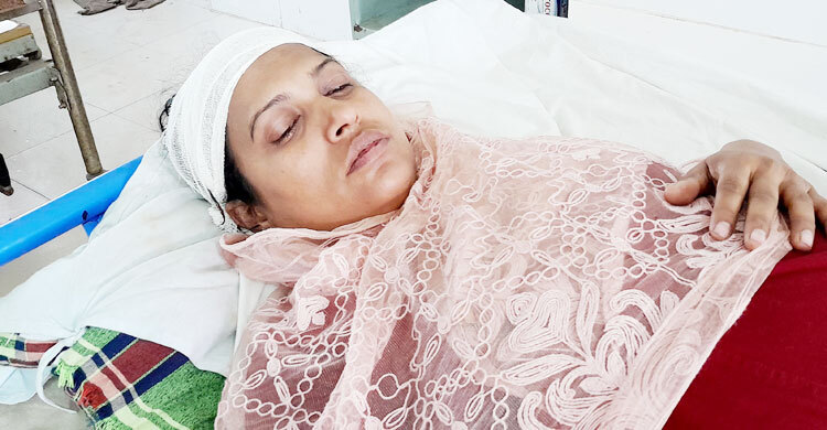 অফিস কক্ষে শিক্ষিকাকে পিটিয়ে আহত করলেন সহকর্মী