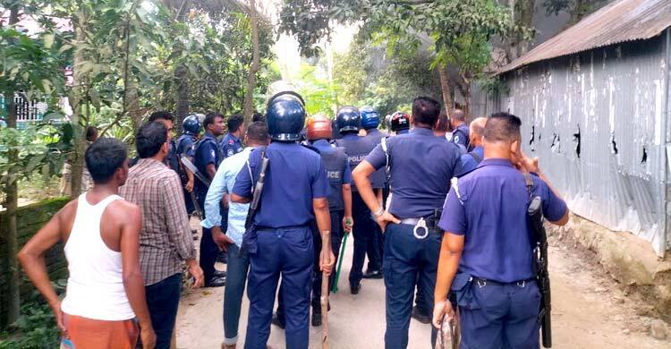 মসজিদ নির্মাণ নিয়ে সংঘর্ষে এক ব্যক্তি নিহত, বাড়িঘরে ভাঙচুর-লুটপাট