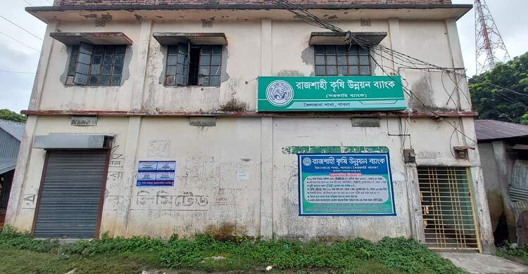 ঋণখেলাপির মামলা করায় যুবদল নেতার নেতৃত্বে ব্যাংকে হামলা-ভাঙচুর