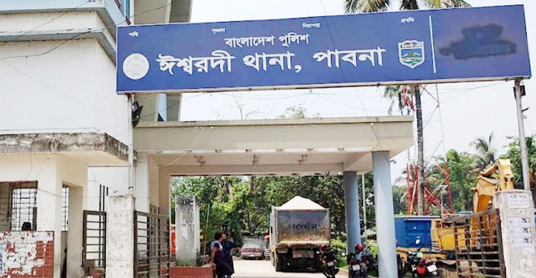 পাবনায় বিয়ের দাবিতে প্রেমিকের বাড়িতে তিনদিন ধরে অনশনে তরুণী