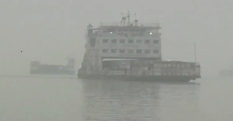 ঘন কুয়াশায় মাঝ যমুনায় আটকে আছে ফেরি