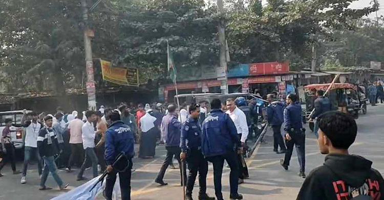 ঈশ্বরদীতে পুলিশের সঙ্গে শিক্ষার্থীদের ধাওয়া-পাল্টা ধাওয়া