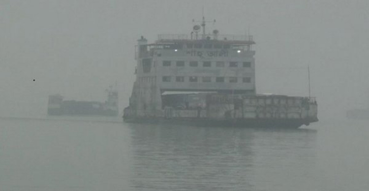 আরিচা-কাজিরহাট নৌরুটে কুয়াশায় মাঝ নদীতে আটকে আছে ৩ ফেরি