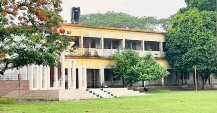 ঈশ্বরদীতে এসএসসির ফরম ফিলাপে ৮০০ টাকা বাড়তি আদায়ের অভিযোগ