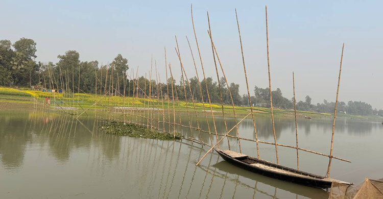 নৌপথে গিয়ে চুরি-ডাকাতি রোধে মাঝ নদীতে বাঁশের বেড়া