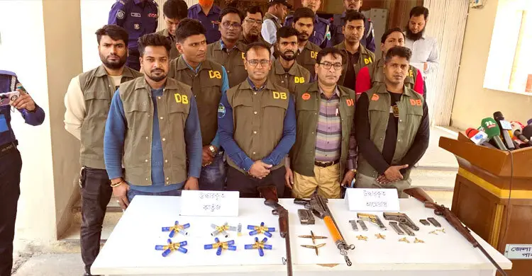 পাবনায় অস্ত্র-গুলিসহ গ্রেফতার ৩