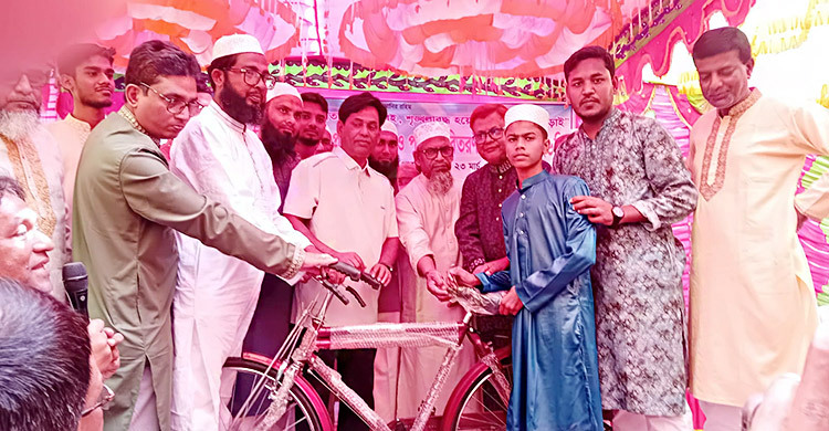 টানা ৩০ দিন জামাতে নামাজ পড়ে বাইসাইকেল পেলো ৫৭ শিক্ষার্থী