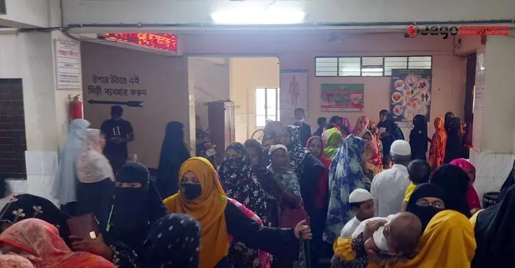 চার ঘণ্টা লাইনে দাঁড়িয়ে ডাক্তারের দেখা পান দুই মিনিট