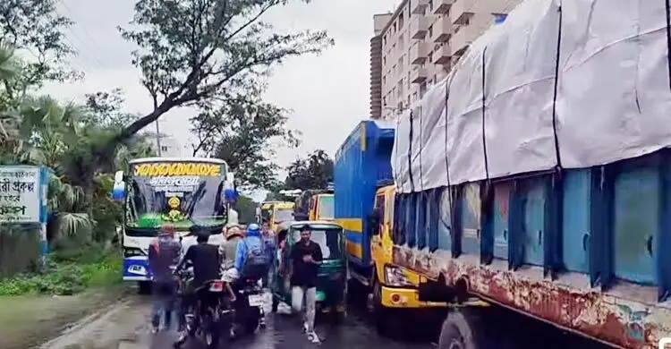 ঝড়ে ভেঙে পড়া গাছ মহাসড়ক থেকে সরানো হলো পৌনে ৫ ঘণ্টায়