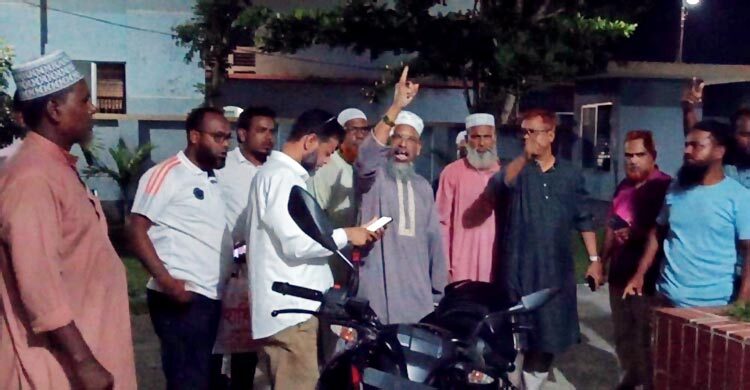 জামায়াত নেতাকে কুপিয়ে জখম, থানা ঘেরাও করে এমপির বিক্ষোভ