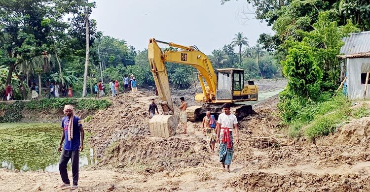 পাবনায় খাল খননে অনিয়মের অভিযোগ, হুমকির মুখে শতাধিক বসতবাড়ি