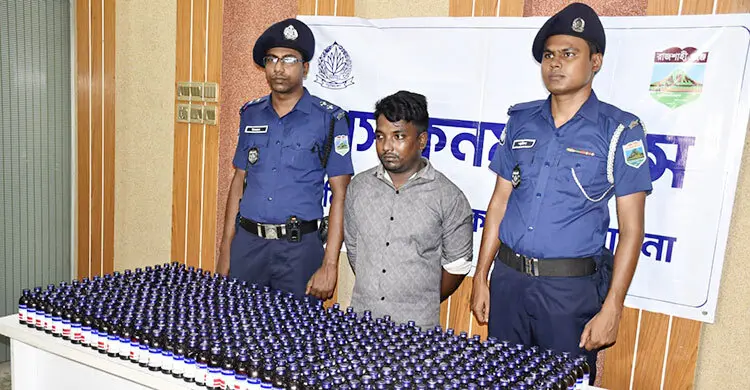 পাবনায় ৫০০ বোতল ফেনসিডিলসহ কারবারি আটক