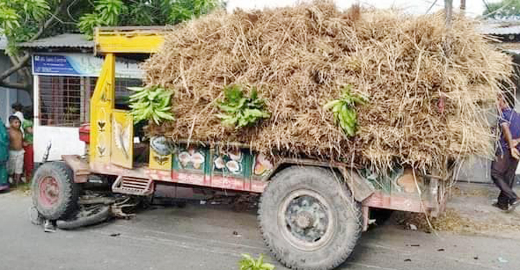 মোটরসাইকেল গাড়ির নিচে, চালক হাসপাতালে