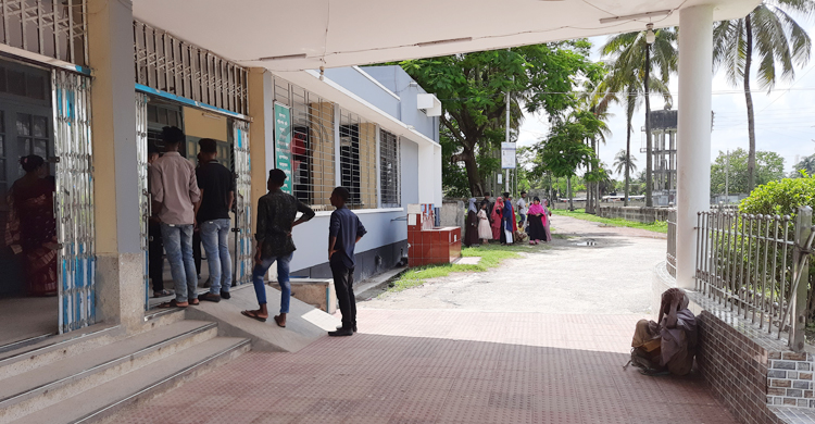 উৎসাহী দর্শনার্থী-ইউটিউবারদের উৎপাতে নাকাল রোগী