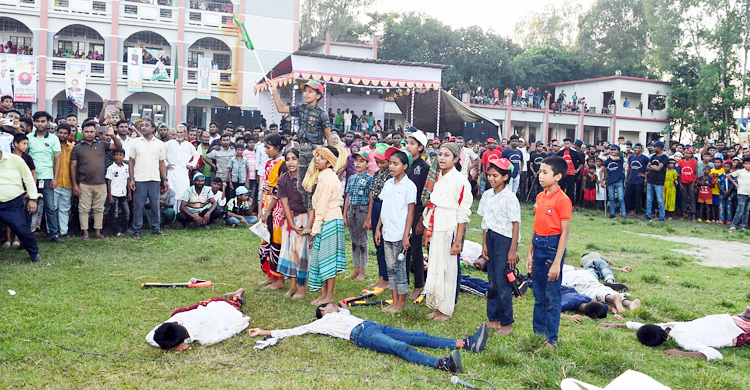 কৃষকদের সঙ্গে লাঠি খেললেন ডেপুটি স্পিকার