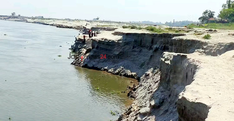 অসময়ে যমুনার ভাঙন, দিশেহারা তিন গ্রামের সহস্রাধিক পরিবার