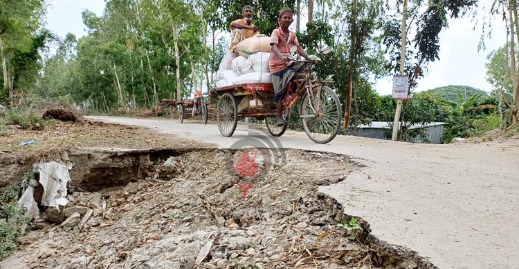 ৯ বছরেও স্থানান্তর হয়নি ফেরিঘাট, কাজে আসছে না শতকোটি টাকার সড়ক