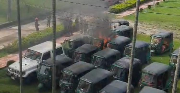 ধার করে মামলার টাকা এনে দেখলেন পুলিশ লাইনে গাড়ি পুড়ে গেছে
