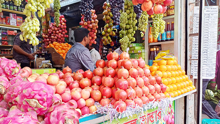 ইফতারে এক টুকরো আপেল-মাল্টা এখন বিলাসিতা
