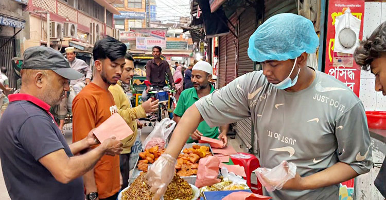 নিত্য নতুন খাবারের সমাহারে পাবনায় জমজমাট ইফতার বাজার
