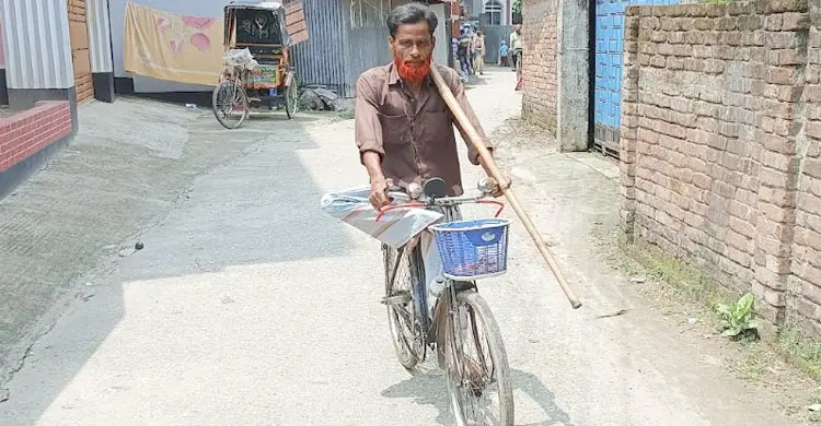 এক পায়ে সাইকেল চালিয়ে ৪৫ বছর ধরে শিক্ষার আলো ছড়াচ্ছেন মোক্তার