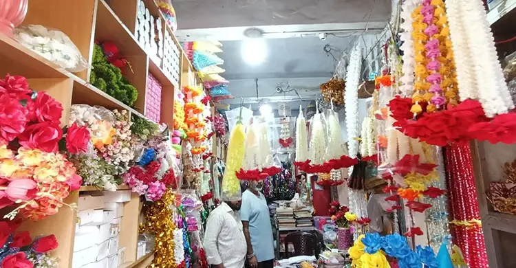 ঈশ্বরদীতে বিয়ের হিড়িক, সাজসজ্জা সামগ্রী বিক্রির ধুম