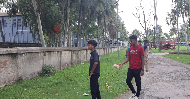 উৎসাহী দর্শনার্থী-ইউটিউবারদের উৎপাতে নাকাল রোগী