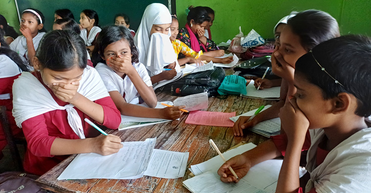 ময়লার গন্ধে নাক চেপে ক্লাস করছে শিক্ষার্থীরা