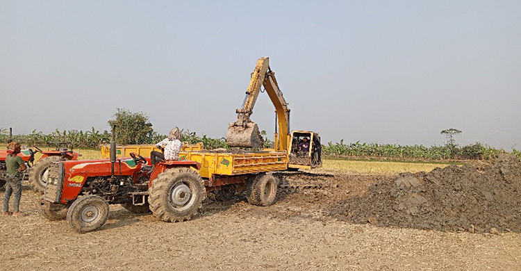 ঈশ্বরদীতে চলছে ফসলি জমির মাটি কাটার মহোৎসব
