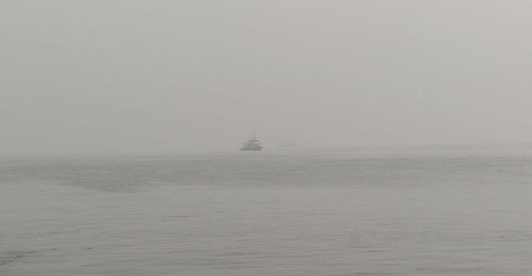 কাজিরহাট-আরিচা রুটে ঘন কুয়াশায় মাঝনদীতে আটকা ফেরি