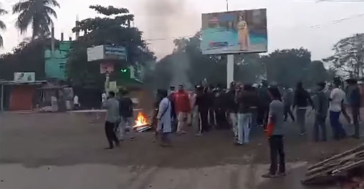 পাবনায় সড়কে আগুন জ্বালিয়ে বিএনপি-জামায়াতের বিক্ষোভ