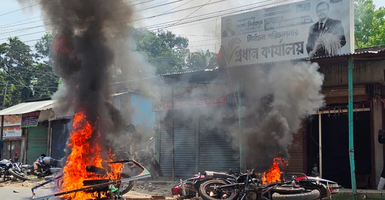 দুই গ্রপের সংঘর্ষে অ্যাডিশনাল এসপিসহ আহত ১৫, মোটরসাইকেলে আগুন