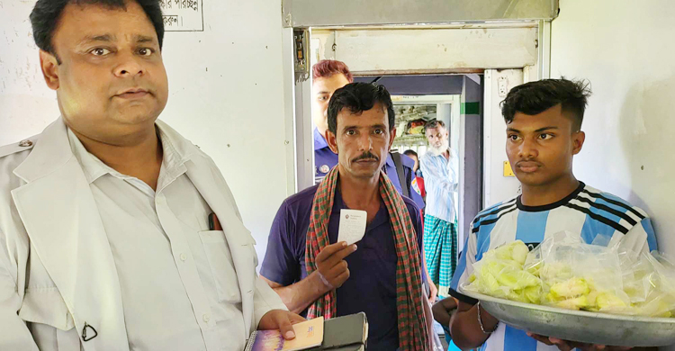 বিনা টিকিটে ট্রেন ভ্রমণ, ৯৮৭ যাত্রীকে জরিমানা