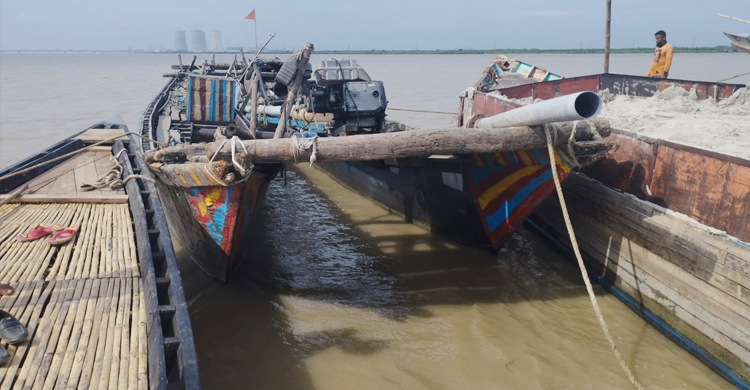 পদ্মায় অবৈধভাবে বালু উত্তোলনের দায়ে গ্রেফতার ৩