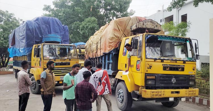 বাংলাবান্ধা থেকে ফেরত এলো পিভিসি ডোরের গাড়ি