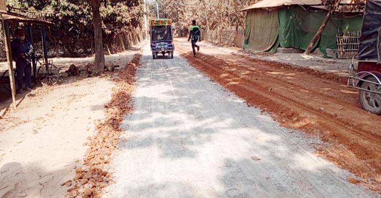 নিম্নমানের সামগ্রীতে সড়ক নির্মাণের অভিযোগ, স্থানীয়দের ক্ষোভ