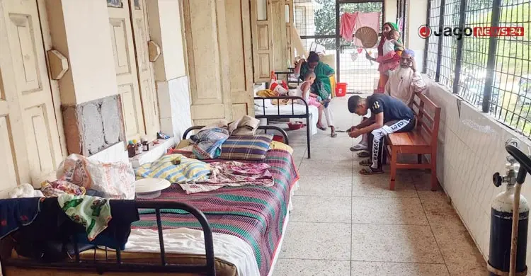 চার ঘণ্টা লাইনে দাঁড়িয়ে ডাক্তারের দেখা পান দুই মিনিট